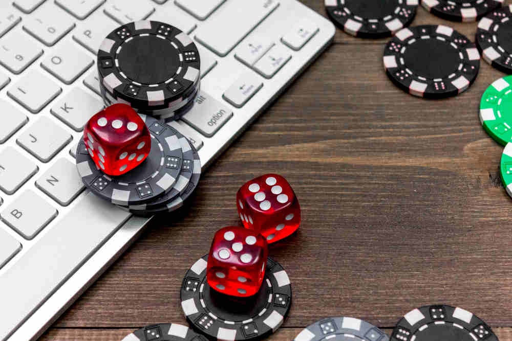 Advantages of playing poker games online