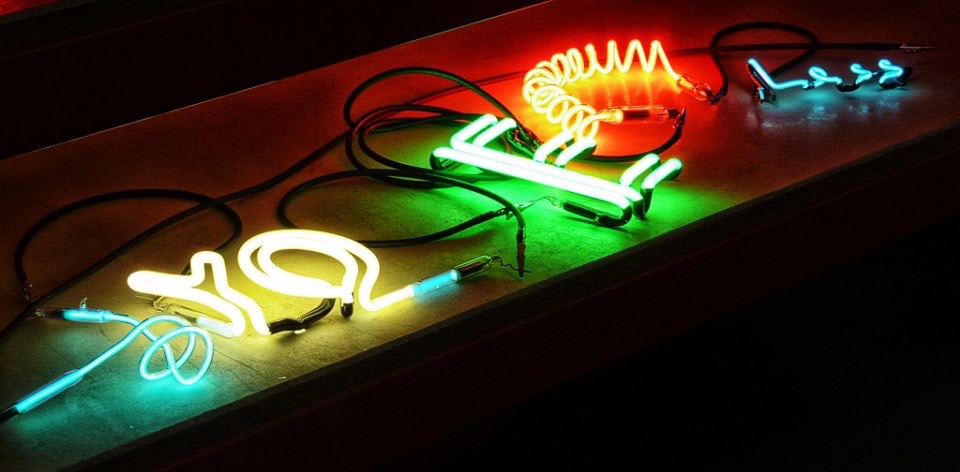 The Advantages of Neon Workshop Lighting